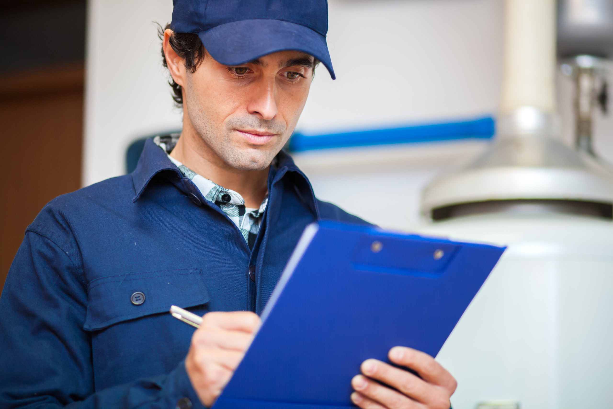 shutterstock_773778154 Un diagnostiqueur effectuant un audit énergétique